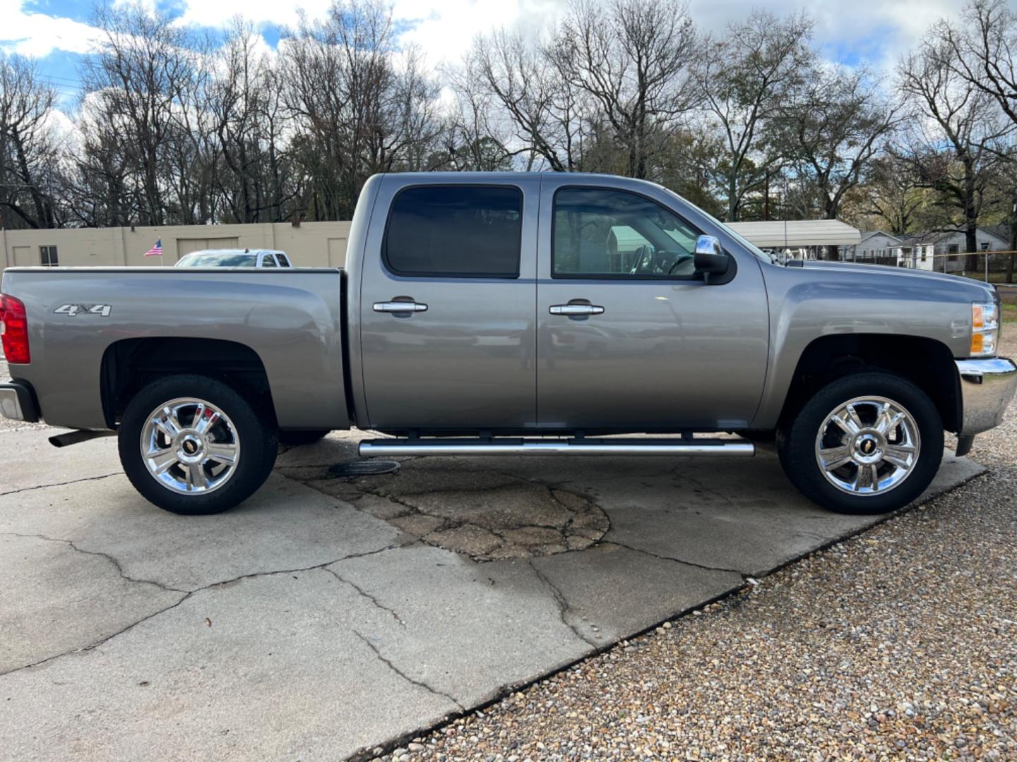 2013 Gray /Black Chevrolet Silverado 1500 LT (3GCPKSE70DG) with an 5.3L V8 engine, 6-Speed Automatic transmission, located at 4520 Airline Hwy, Baton Rouge, LA, 70805, (225) 357-1497, 30.509325, -91.145432 - 2013 Chevy Silverado Crew Cab 4X4 5.3 V8 Gas, 160K Miles, Power Windows, Locks & Mirrors, Spray In Bedliner, Tow Pkg. NO IN HOUSE FINANCING. FOR INFO PLEASE CONTACT JEFF AT 225 357-1497 CHECK OUT OUR A+ RATING WITH THE BETTER BUSINESS BUREAU WE HAVE BEEN A FAMILY OWNED AND OPERATED BUSINESS AT THE - Photo#4